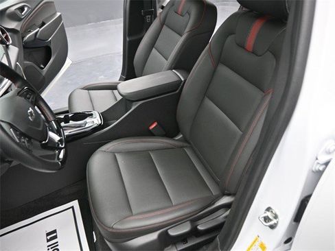 Certified 2025 Chevrolet Trax RS w/ Sunroof Package image 7