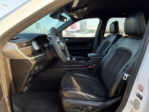 Used 2023 Jeep Grand Cherokee Altitude RWD image 12