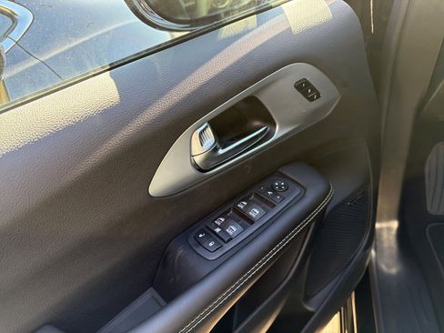 New 2026 Chrysler Pacifica Limited w/ Uconnect Theater Family Group FWD image 25