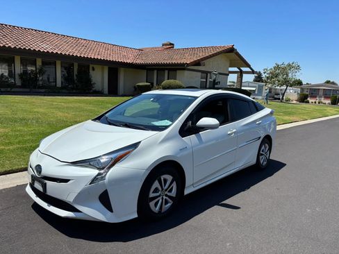 Used 2018 Toyota Prius Four w/ Advanced Technology Package FWD image 6