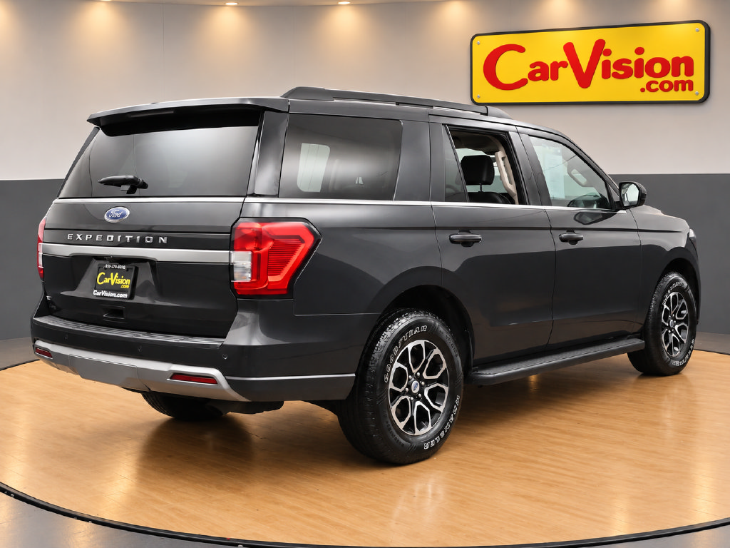 Used 2024 Ford Expedition XLT RWD image 4