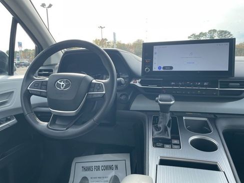 Used 2025 Toyota Sienna XLE image 23