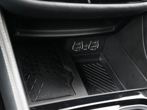 Used 2025 Chrysler Pacifica Limited image 21