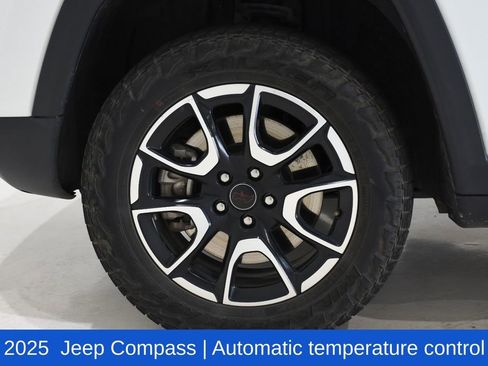 Used 2025 Jeep Compass Trailhawk AWD/4WD image 6
