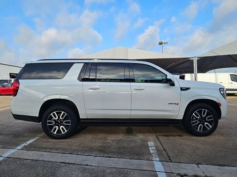 Used 2023 GMC Yukon XL AT4 w/ Technology Package AWD/4WD image 4
