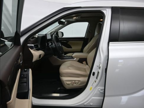 Used 2022 Toyota Highlander Platinum FWD image 22