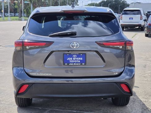 Used 2025 Toyota Highlander LE FWD image 8