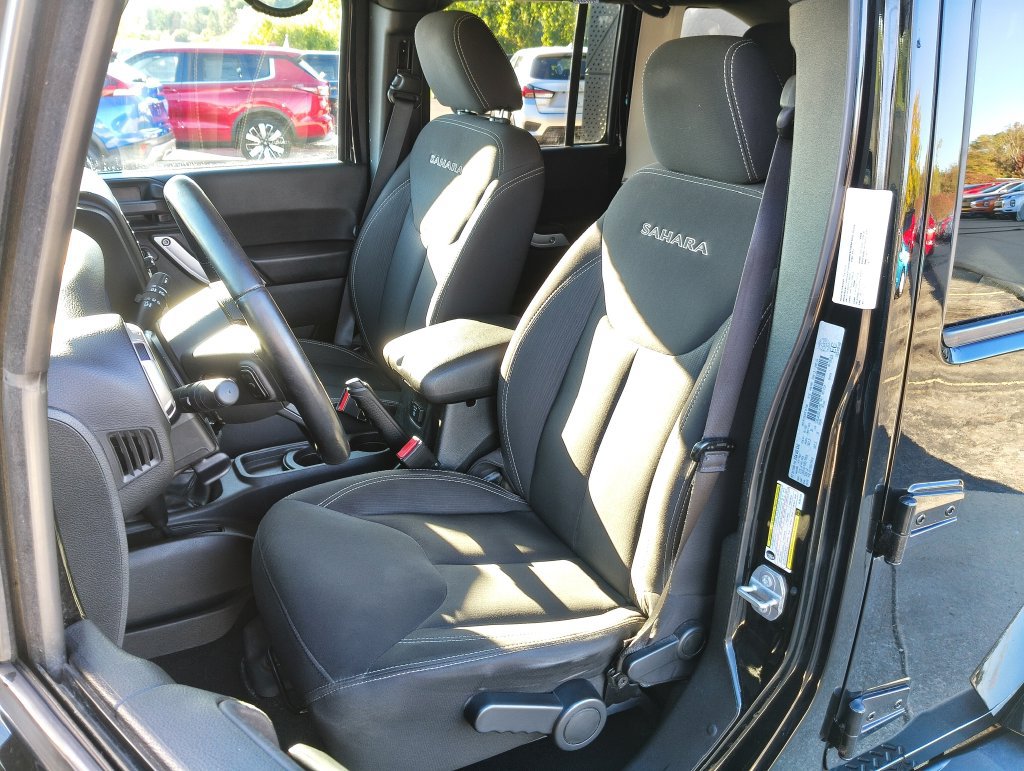 Used 2016 Jeep Wrangler Unlimited Sahara w/ Dual Top Group AWD/4WD image 10