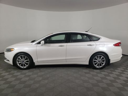 Used 2017 Ford Fusion SE w/ Fusion SE Technology Package image 3