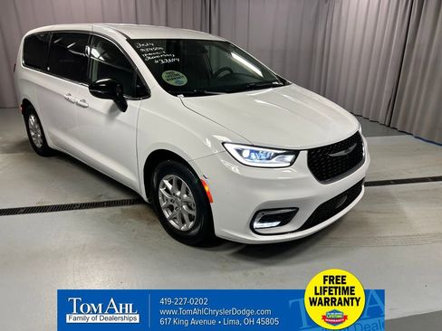 Used 2024 Chrysler Pacifica Touring-L image 1