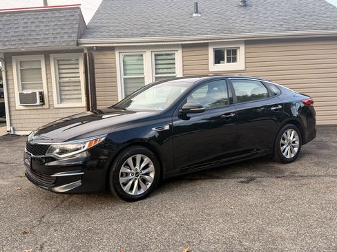 Used 2018 Kia Optima LX w/ 17" Alloy Wheels Package FWD image 2