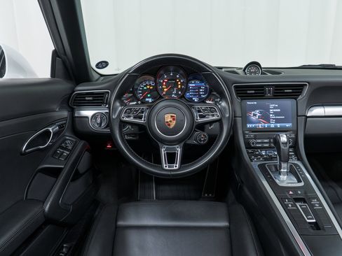 Certified 2019 Porsche 911 Targa 4S image 22