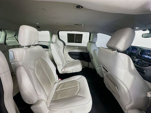 Used 2021 Chrysler Pacifica Touring-L image 27