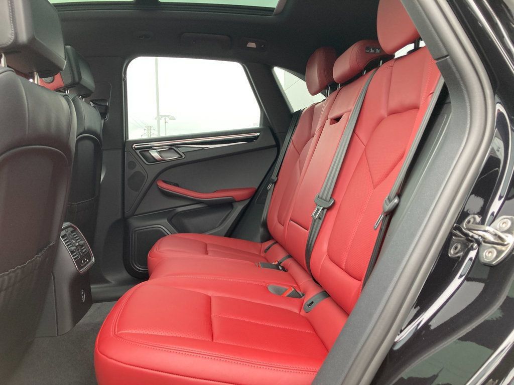 Used 2025 Porsche Macan AWD/4WD image 17