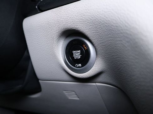 Used 2023 Chrysler Pacifica Touring-L image 26