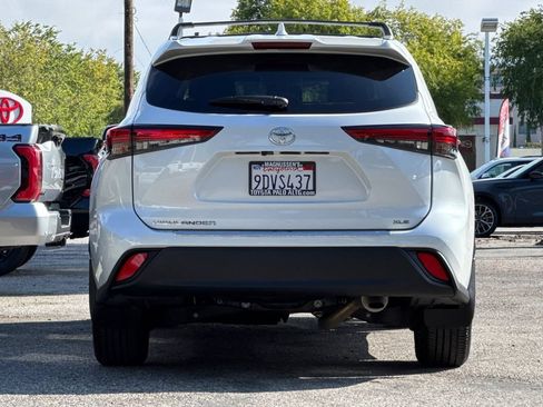 Used 2023 Toyota Highlander XLE FWD image 4