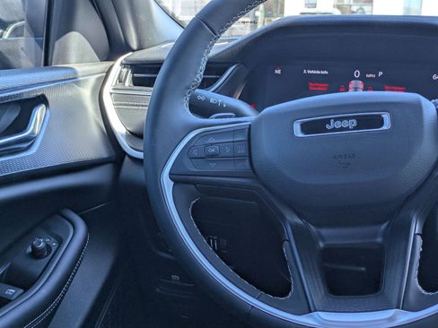 Used 2025 Jeep Grand Cherokee Laredo X RWD image 12
