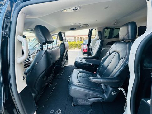 Used 2019 Chrysler Pacifica Touring-L FWD image 21