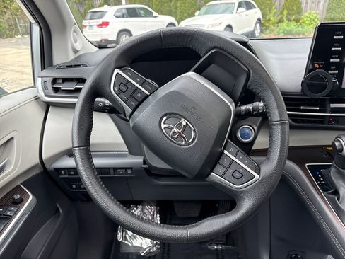 Used 2023 Toyota Sienna XLE AWD/4WD image 14