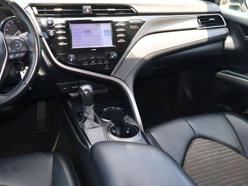 Used 2020 Toyota Camry SE FWD image 11