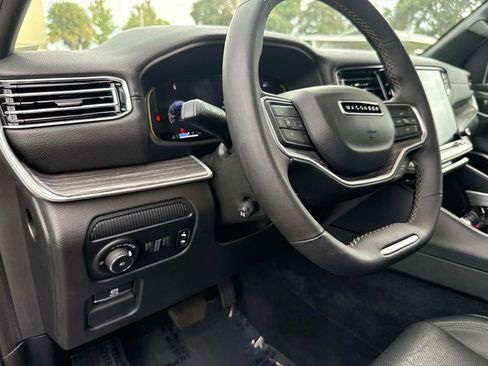Used 2024 Jeep Wagoneer L Series II image 23