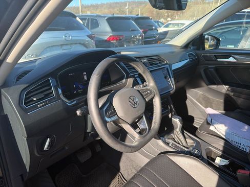 Used 2022 Volkswagen Tiguan SE w/ Panoramic Sunroof Package AWD/4WD image 19