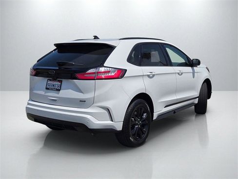 Used 2024 Ford Edge SE w/ Black Appearance Package image 5