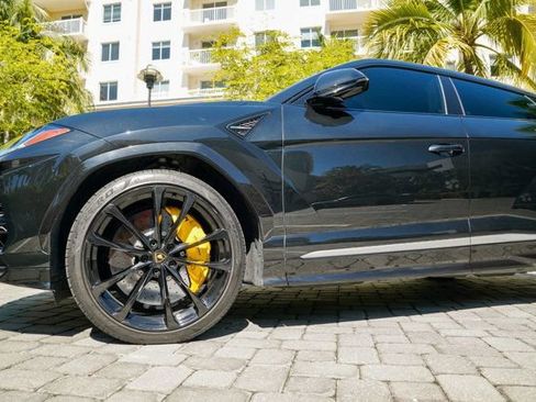 Used 2022 Lamborghini Urus image 13