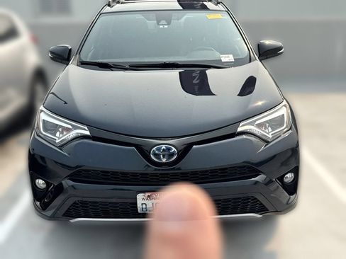 Used 2018 Toyota RAV4 SE AWD/4WD image 4