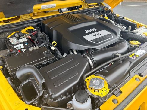 Used 2015 Jeep Wrangler Unlimited Sahara w/ Connectivity Group image 37