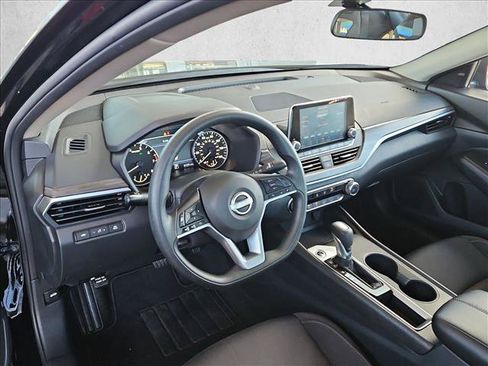 Used 2025 Nissan Altima 2.5 SV FWD image 9