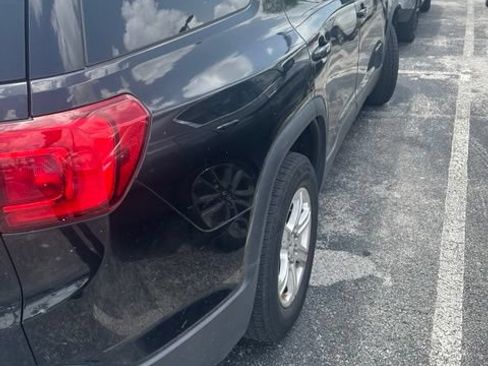 Used 2017 GMC Acadia SLE FWD image 6