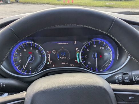 Used 2024 Chrysler Pacifica Touring-L image 23