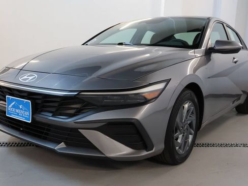Used 2024 Hyundai Elantra SEL FWD image 3
