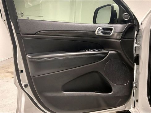 Used 2019 Jeep Grand Cherokee Altitude image 21