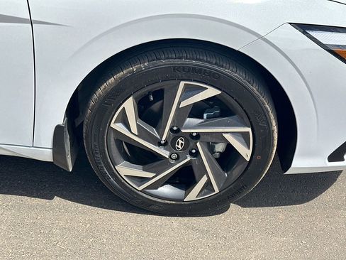 Used 2025 Hyundai Elantra Sport image 12