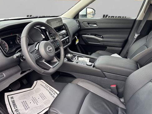 New 2025 Nissan Pathfinder SL image 9