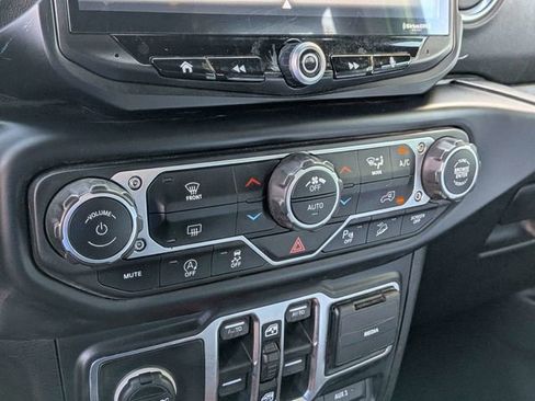 Used 2019 Jeep Wrangler Unlimited Sahara AWD/4WD image 20