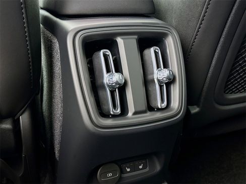 Certified 2023 Volvo XC40 Recharge Ultimate image 26