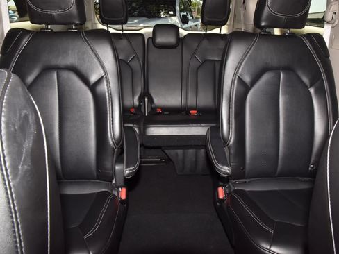 Used 2024 Chrysler Pacifica Touring-L FWD image 22