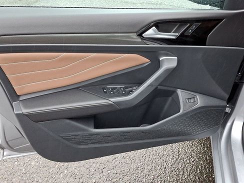 Certified 2025 Volkswagen Jetta SEL image 11