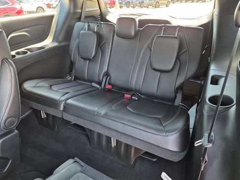 Used 2025 Chrysler Pacifica Select FWD image 23