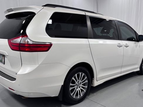 Used 2018 Toyota Sienna XLE Premium FWD image 5