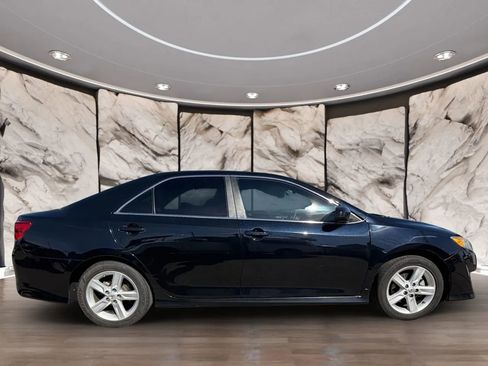 Used 2014 Toyota Camry SE w/ Moonroof Package image 4