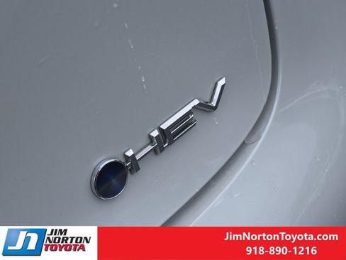Used 2025 Toyota Prius LE FWD image 12