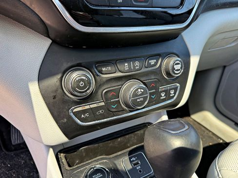 Used 2019 Jeep Cherokee Limited image 17