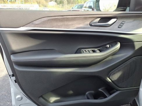 New 2025 Jeep Grand Cherokee L Limited image 9