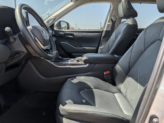 Used 2025 Toyota Highlander Platinum AWD/4WD image 25