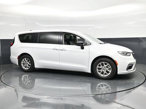 Used 2024 Chrysler Pacifica Touring-L FWD image 3