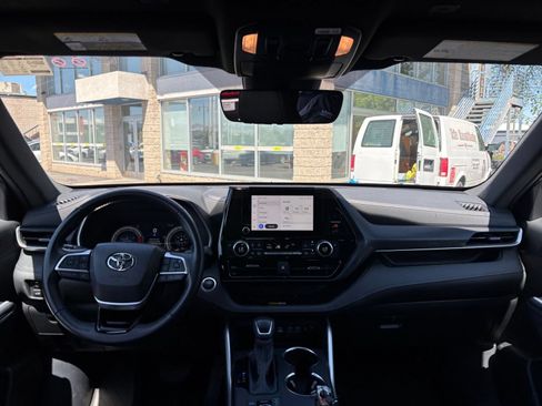 Used 2025 Toyota Highlander XSE AWD/4WD image 36